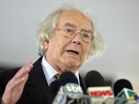 Nobel da Paz chama impeachment de “golpe” e oposição protesta no Senado Nobel da Paz chama impeachment de “golpe” e oposição protesta no Senado