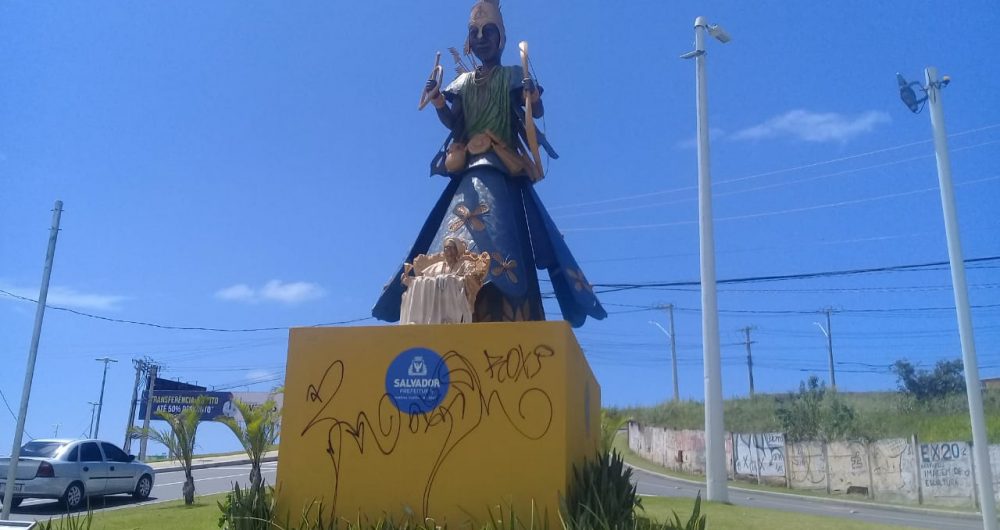 Resultado de imagem para Prefeitura aciona polícia em ato de vandalismo contra escultura de Mãe Stella de Oxóssi